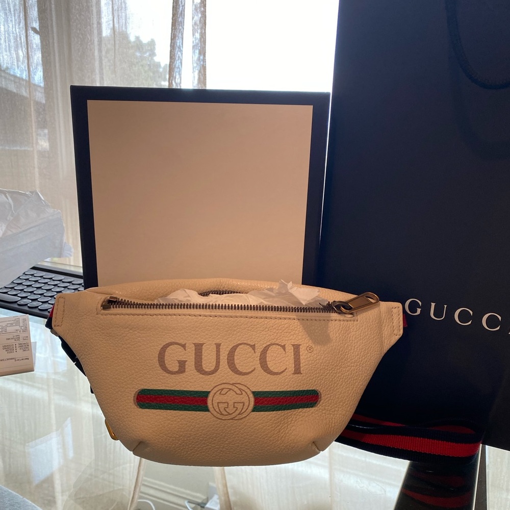 SOLD!!!!!!Gucci leather fanny -SOLD!!!!!